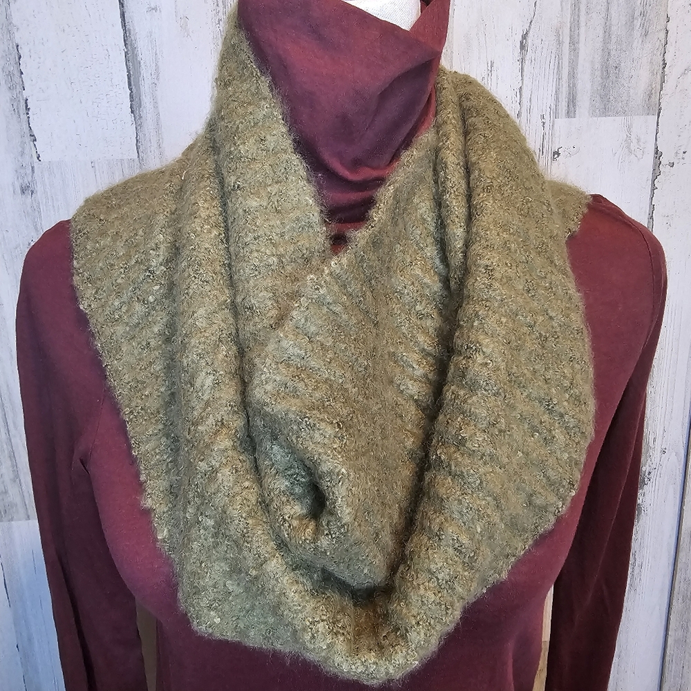 Britts Knits Common Good Infinity Scarf Green Cozy Sustainable Material New!